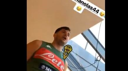 Napoli, Manolas è già di casa: il greco si cimenta con "Caruso"