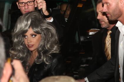 Milano, i fan di Lady Gaga davanti al Park Hyatt 4