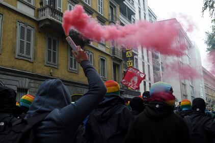 Fumogeni, pietre e bottiglie: l'attaccon degli antagonisti 7