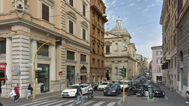 “Hai una sigaretta?”: poi rubano il cellulare a una coppia