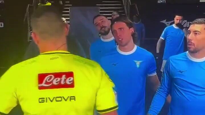 "È imbarazzante". Il colloquio nel tunnel tra l'arbitro Sozza e i giocatori della Lazio