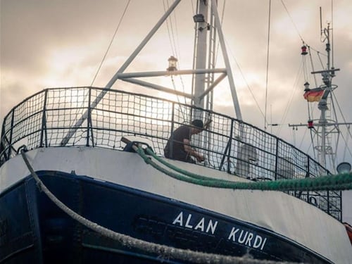 La Gdf affianca la Alan Kurdi "In Italia non potete entrare"