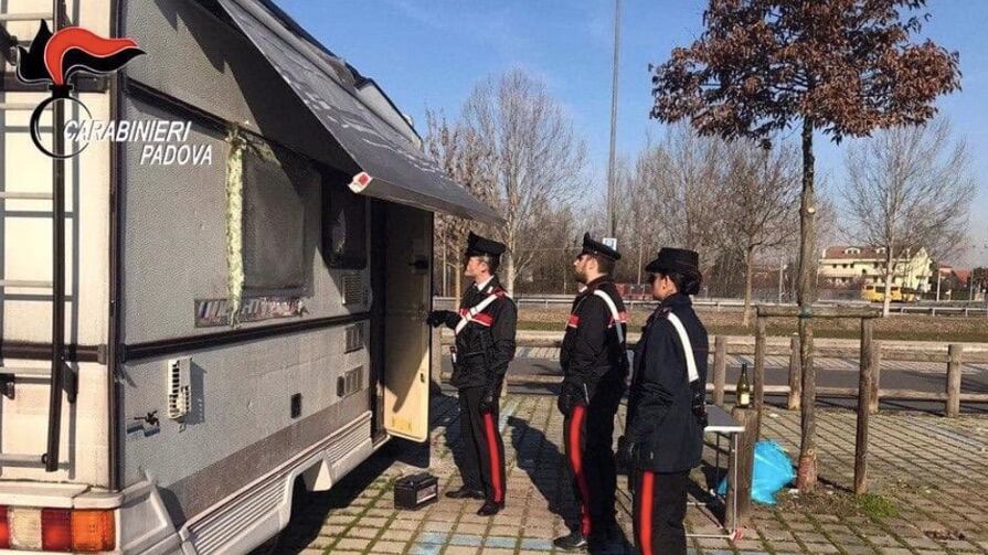 I rom spezzano sbarra del tram e occupano l'area senza pagare