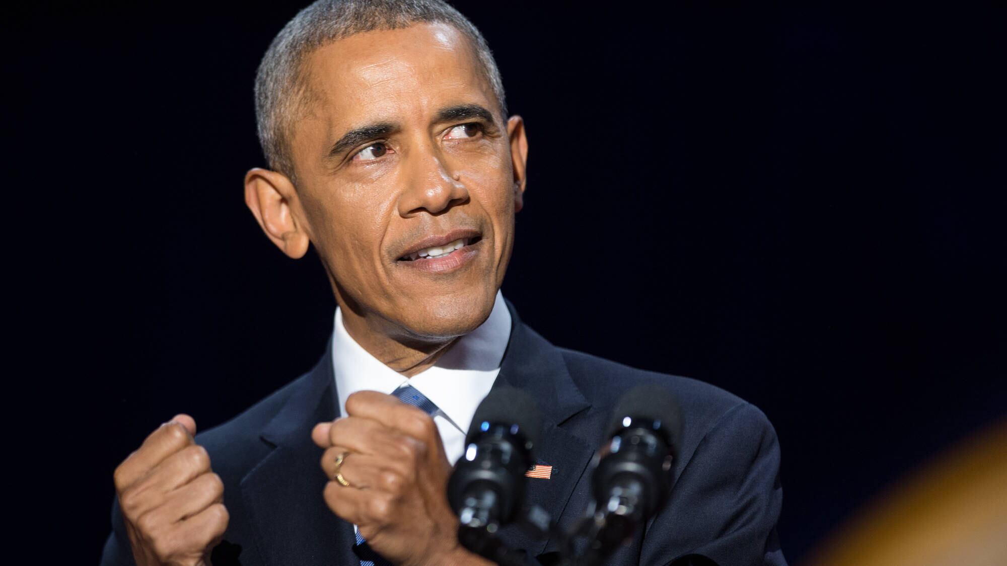 Obama saluta l'America e promette: "Non mi fermerò". Non lo cita ma attacca Trump