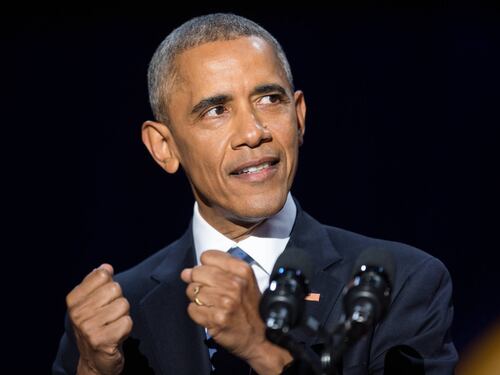 Obama saluta l'America e promette: "Non mi fermerò". Non lo cita ma attacca Trump