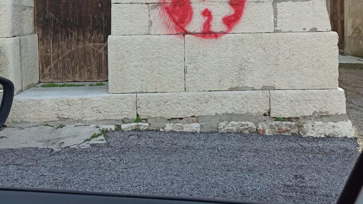 Vandalizza il campanile della chiesa con inni ad Allah: il "raid" dell'islamico