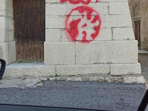 Vandalizza il campanile della chiesa con inni ad Allah: il "raid" dell'islamico