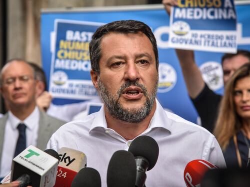 Salvini lancia ancora l'allarme sicurezza. "Più luci nelle strade e più poliziotti"