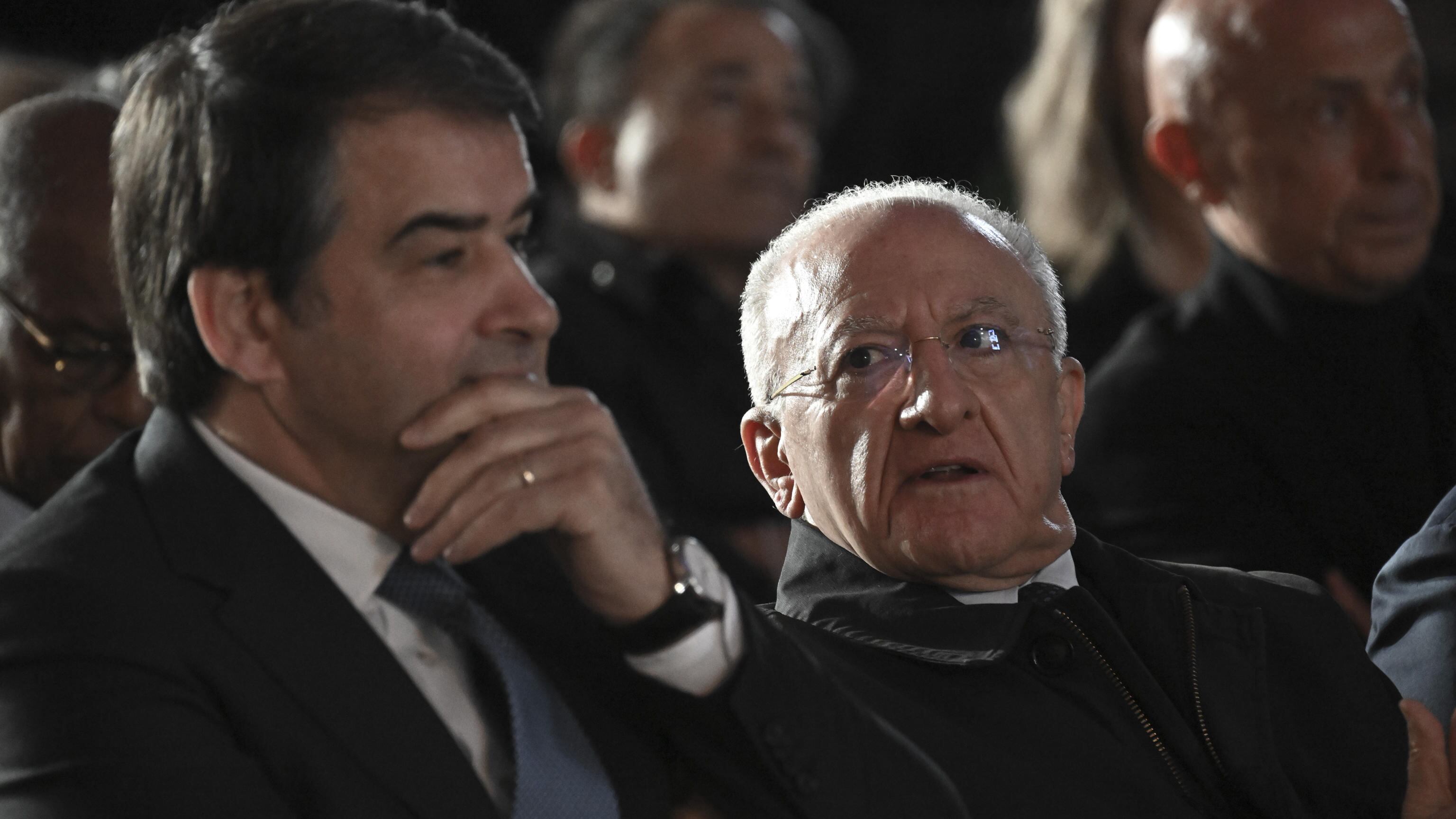 "È un malvivente", "Mi ringrazierai". Scintille tra Vincenzo De Luca e Fitto