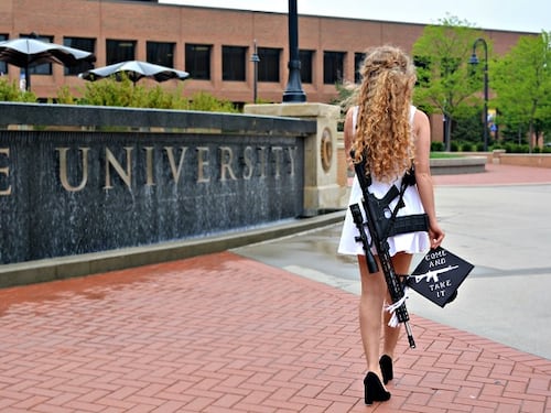 Kaitlin, la studentessa con il mitra che divide l'America