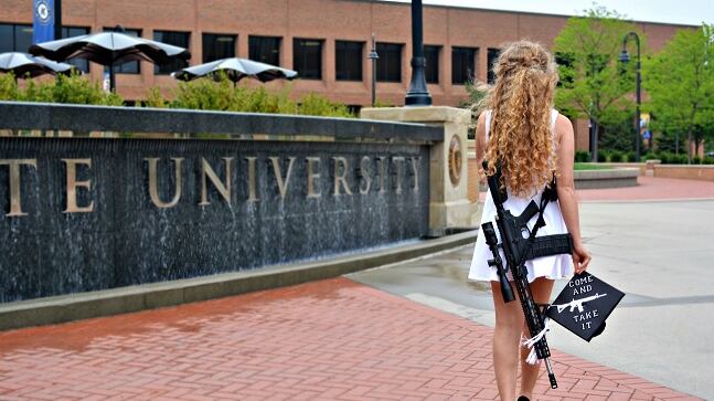 Kaitlin, la studentessa con il mitra che divide l'America