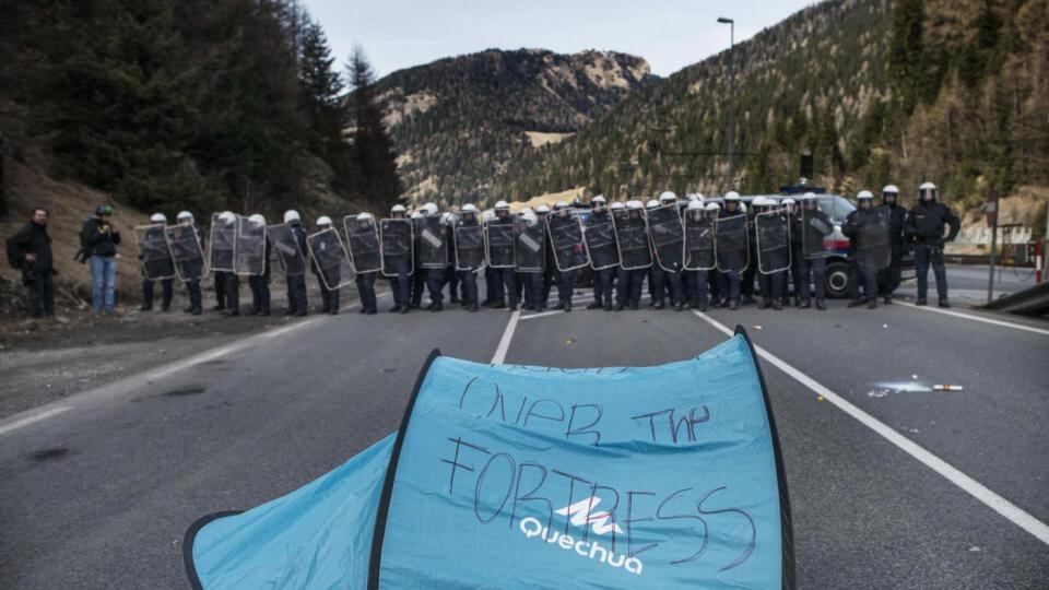 Migranti, l'Austria istituisce unità di pronto intervento per difendere i confini