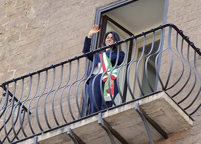 La Raggi si affaccia dal balcone del Campidoglio e si commuove 19