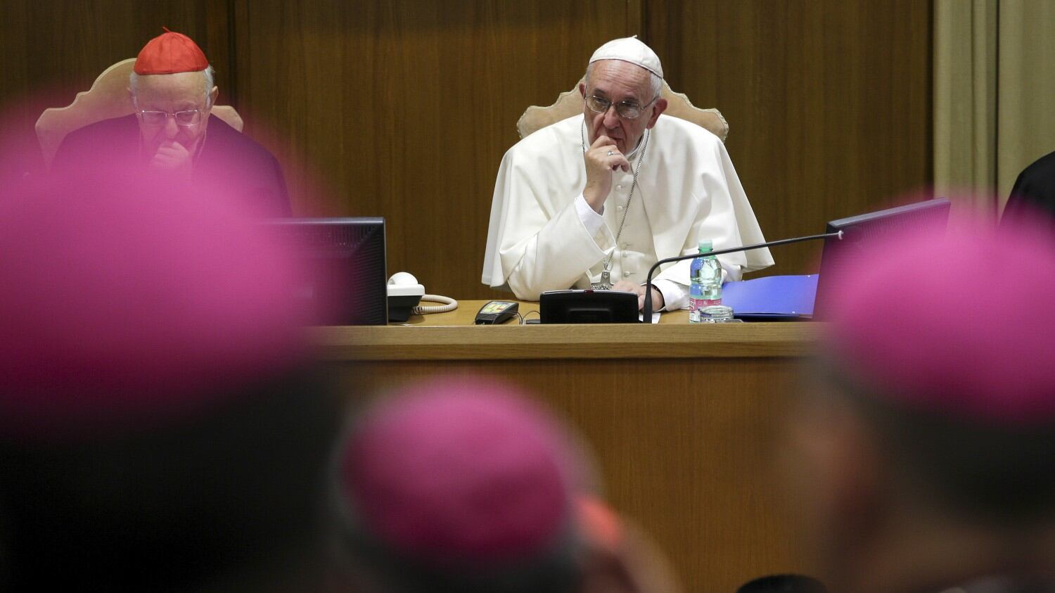 Manifesti anti Bergoglio C'e l'ombra dei cardinali