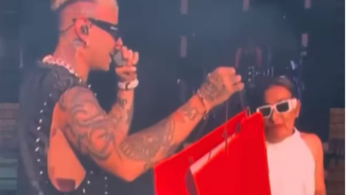 "Ti regalerò una Birkin": quanto costa la promessa di Lazza fatta alla madre a San Siro