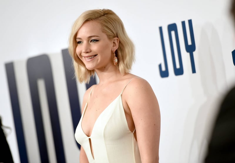 Jennifer Lawrence senza reggiseno alla première di Joy 30