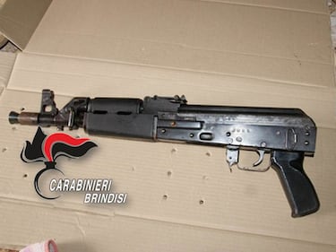 Ostuni, ritrovato in un casolare kalashnikov di produzione jugoslava 3