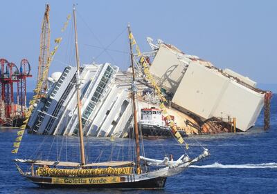 Blitz di Legambiente davanti alla Costa Concordia 1