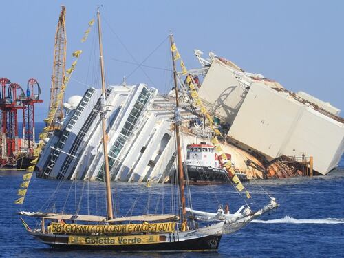 Blitz di Legambiente davanti alla Costa Concordia