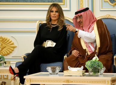 Malania Trump in Arabia Saudita senza velo: tutti i look della First Lady 4