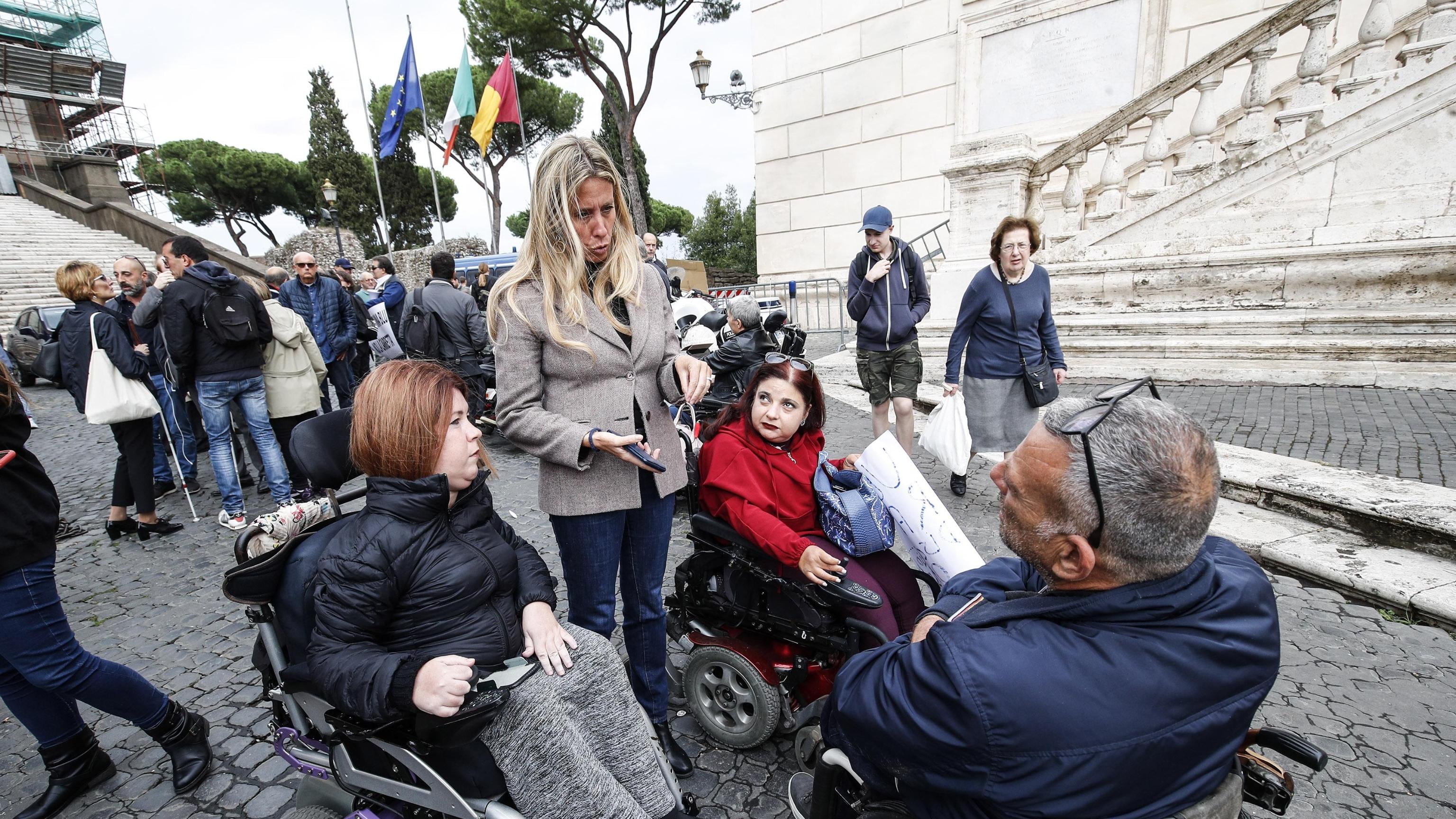 Disabili, dai mezzi alle scuole la nostra città è fuori legge