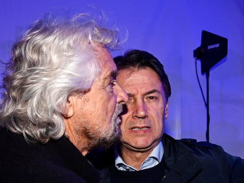 Il duro attacco di Grillo contro il M5S: “Si sono montati la testa senza leggere le istruzioni. Dovevano cambiare la politica, ma la politica ha cambiato loro”