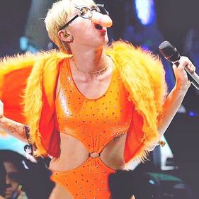Miley Cyrus, pene finto sulla faccia 1