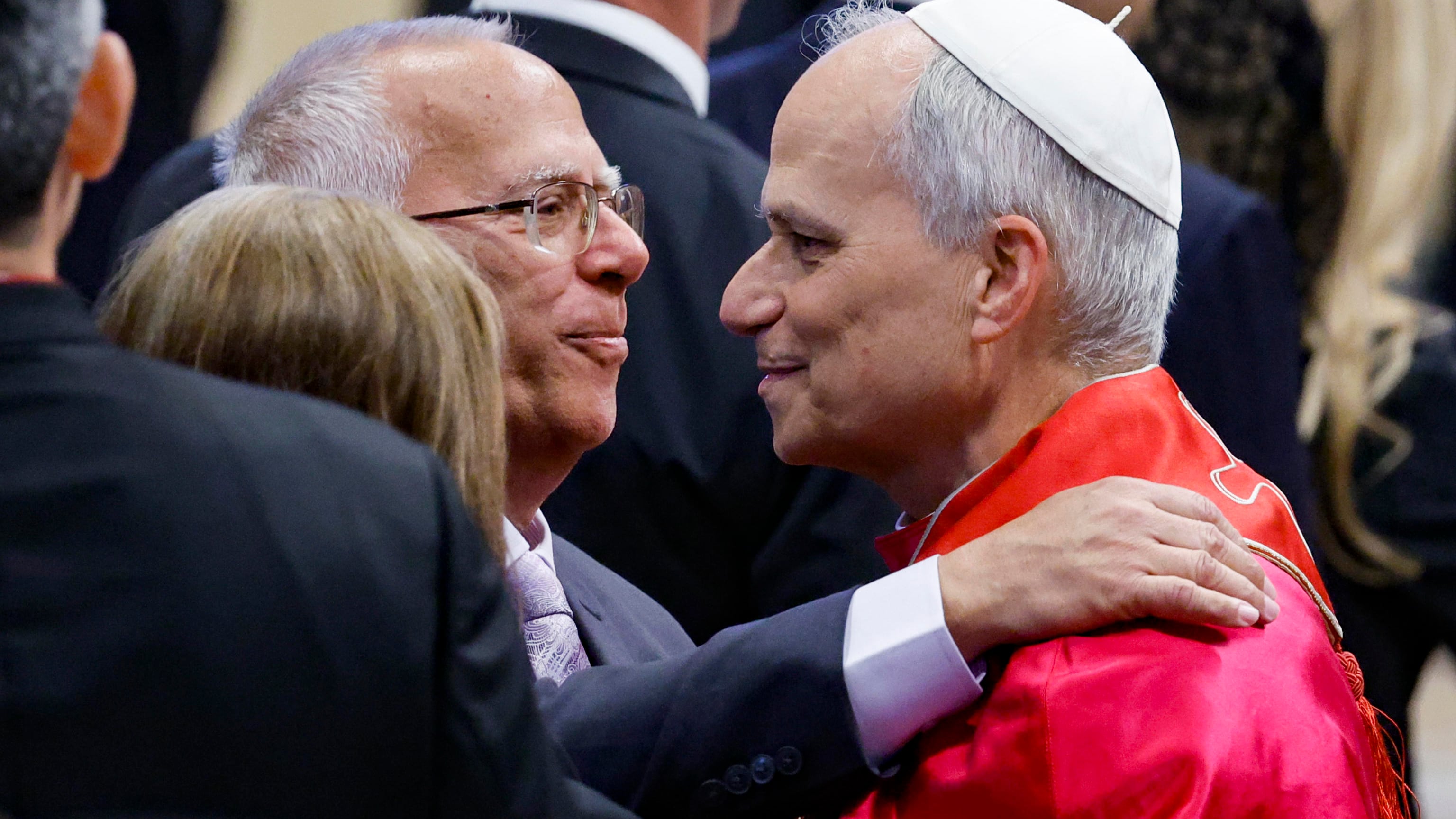 L'abbraccio al fratello e le lacrime non celate Il lato umano del Papa