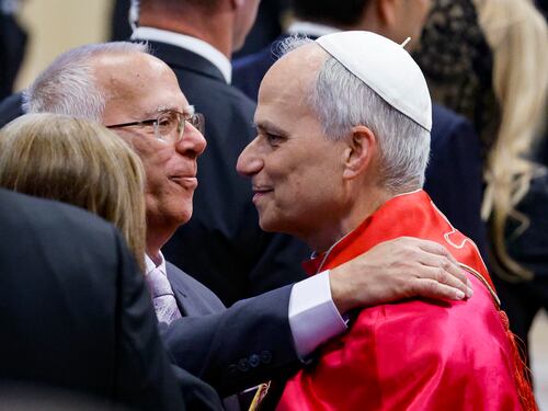 L'abbraccio al fratello e le lacrime non celate Il lato umano del Papa