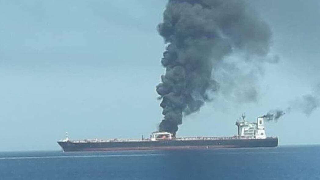 Oman, petroliere in fiamme dopo attacco: sale la tensione nel Golfo