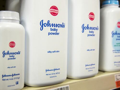 Johnson & Johnson, 70 milioni a una donna: "Il talco è cancerogeno"