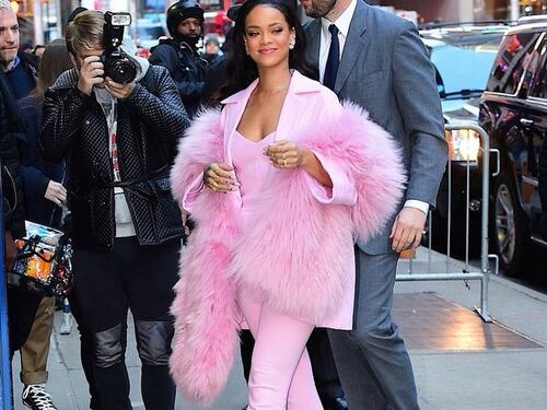 Rihanna stupisce in "total pink"