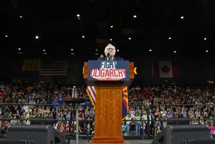  Alexandria Ocasio-Cortez e Bernie Sanders e i rally contro gli oligarchi 3