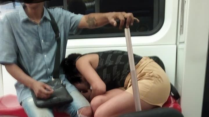 Ragazza sniffa nel metrò «È un'emergenza enorme»