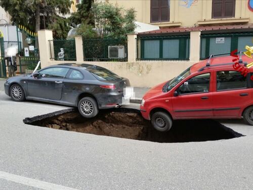 Roma, si apre voragine di cinque metri in via di Circonvallazione Appia