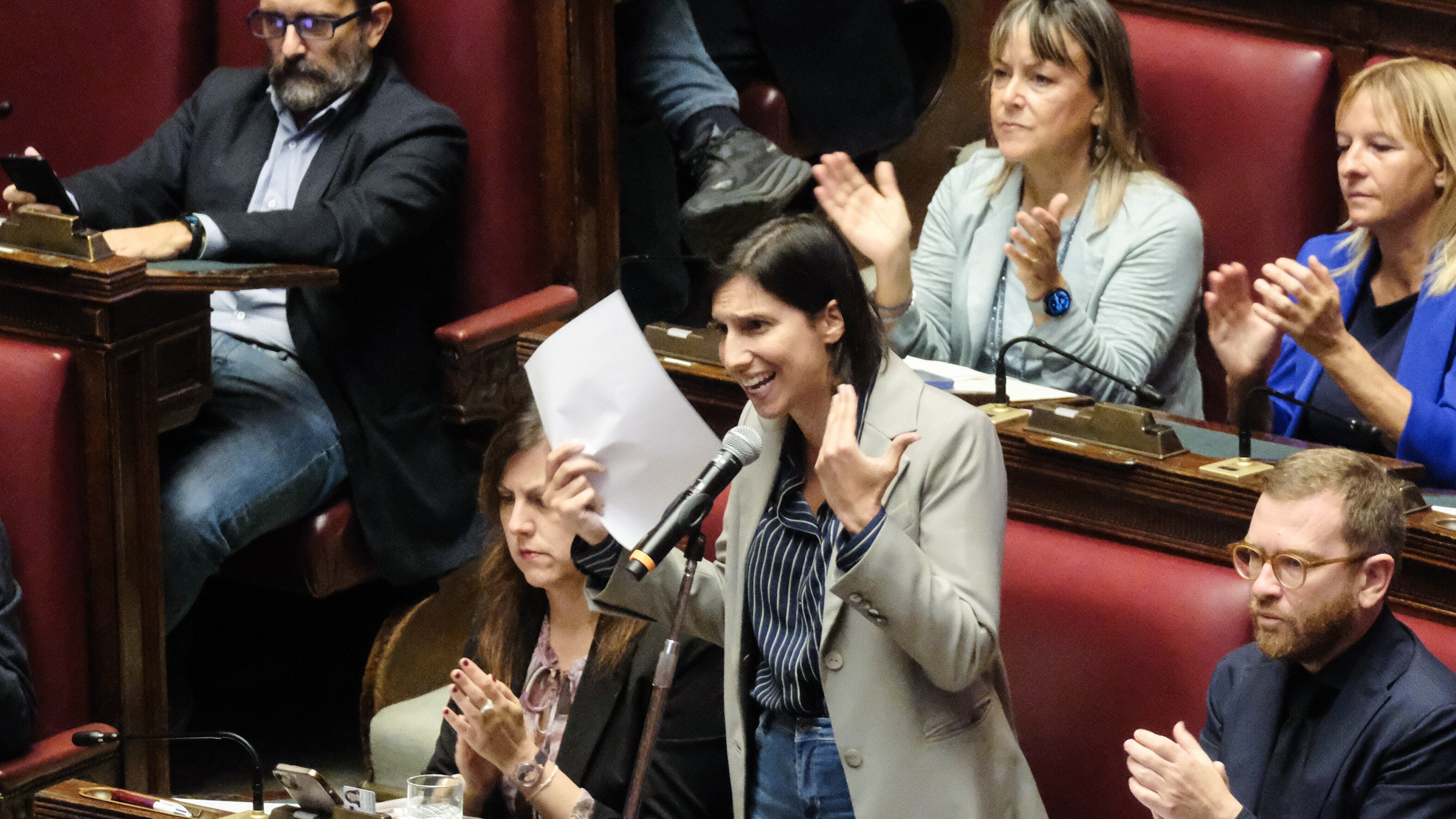 La Schlein tace e i dem la pressano. L'appello di Conte: "Ora riflettete..."