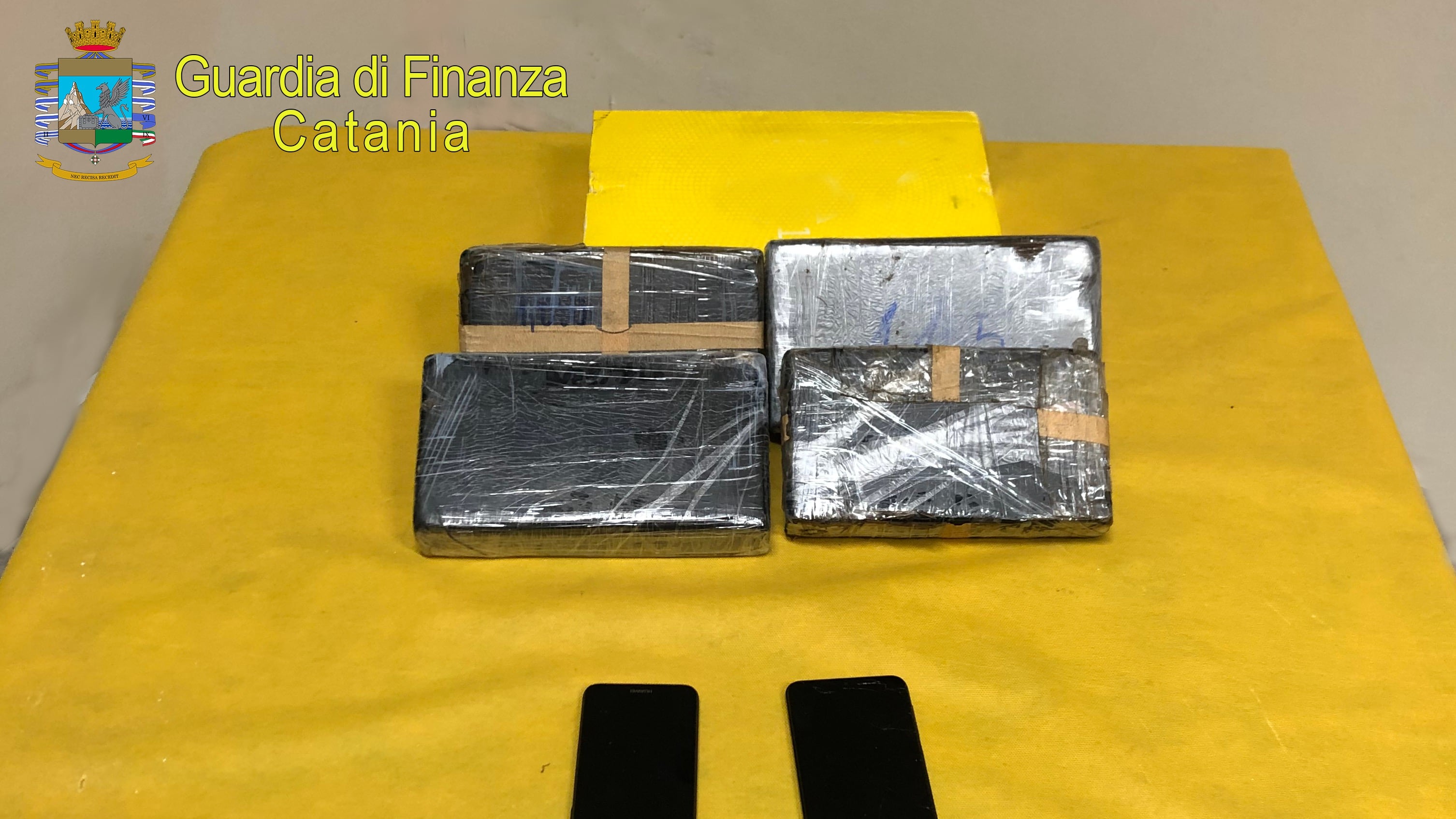 Cocaina per 2 milioni di euro in macchina: arrestati due catanesi