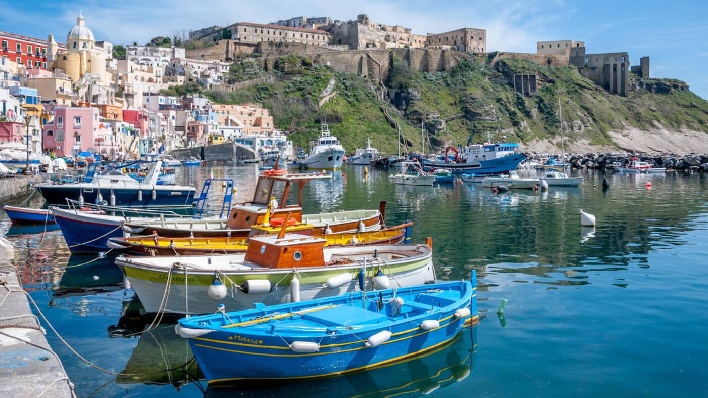 Turisti in fila per godere delle nostre bellezze E non c'è un hotel aperto