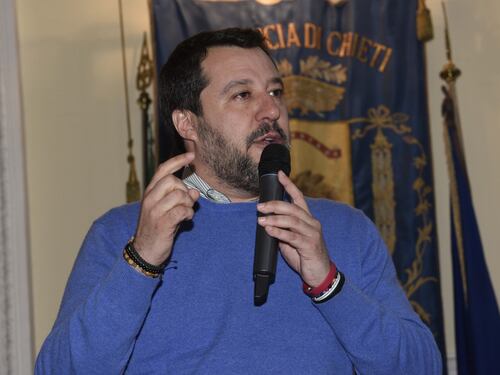 Coronavirus, l'ira di Salvini: "Quarantena volontaria, stiamo scherzando?"
