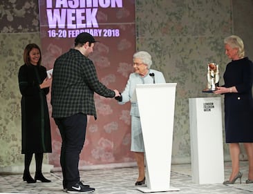 La Regina Elisabetta alla Fashion Week 8