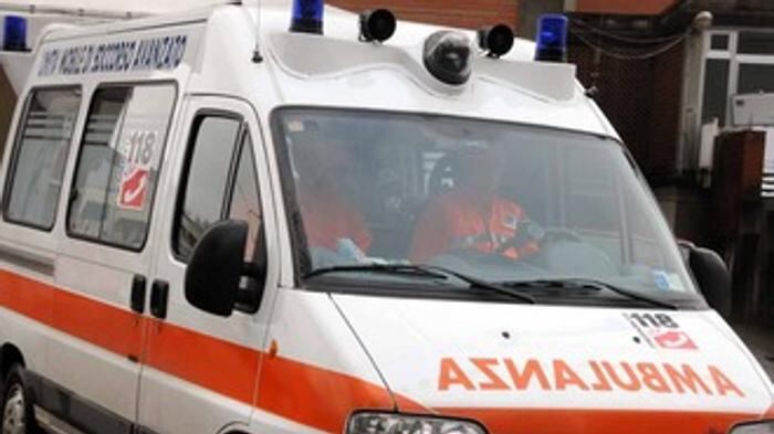 Roma, auto si ribalta: conducente fugge lasciando la passeggera ferita