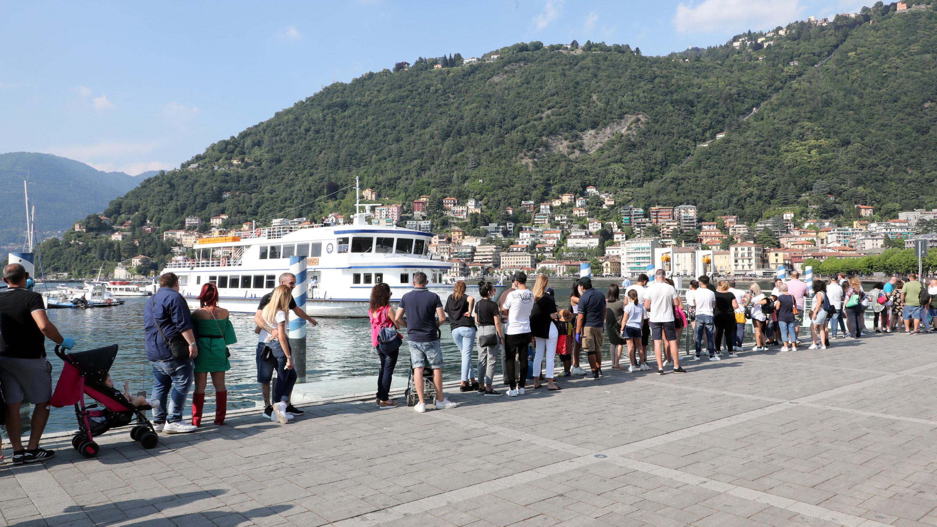 Bar sul Lago di Como fa pagare 2 euro per tagliare il toast, cliente posta lo scontrino