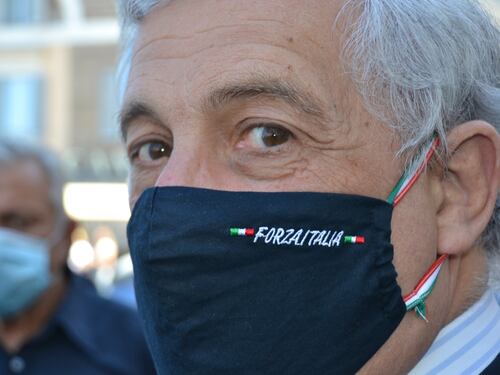 Opposizione divisa sullo stop: "Giusto", "No, è solo una follia"