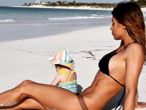 Elisabetta Canalis: sexy bikini in spiaggia con Skyler Eva