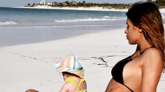 Elisabetta Canalis: sexy bikini in spiaggia con Skyler Eva