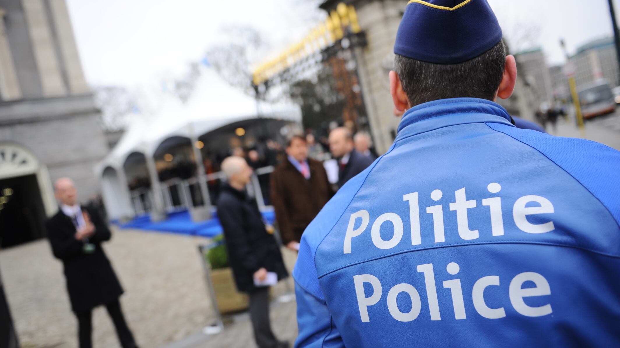 Bruxelles, poliziotto ferito da una coltellata