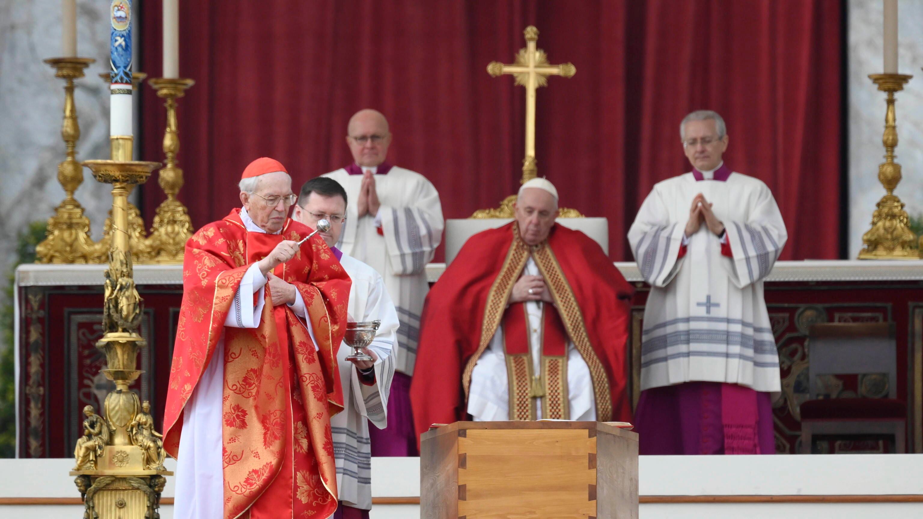 Il Re dei cardinali che darà l'estremo saluto al Pontefice