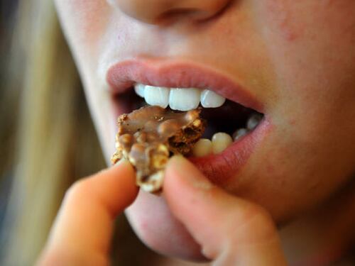 Una sperimentazione tutta italiana per capire i legami tra acne e cioccolato