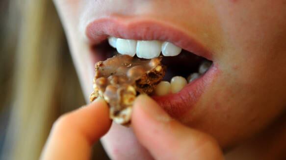 Una sperimentazione tutta italiana per capire i legami tra acne e cioccolato
