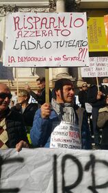 Salva Banche, risparmiatori in piazza: "Renzi, vogliamo indietro i nostri soldi" 4